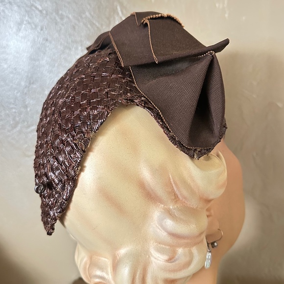 BEAUTIFUL 1950\'s BROWN STRAW HAT WITH GROSGRAIN BOWS & HAT PIN main image 12